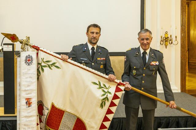 Fahnenübergabe: Stefan Herbst (li) übernimmt von Anton Holzer. | Foto: Rotes Kreuz Salzburg Rohrer Wildbild