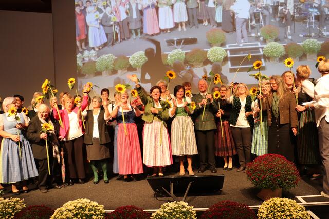 Stellvertretend für die Teams gab es Sonnenblumen für die Teamleiterinnen und Teamleiter. | Foto: Edith Ertl