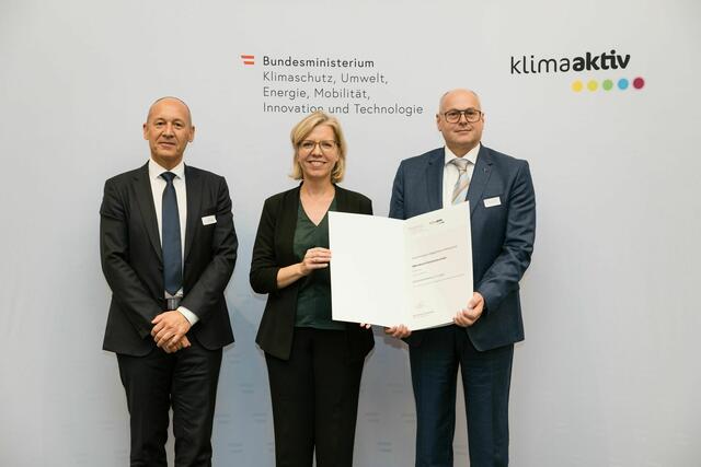 Leonore Gewessler überreichte Robert Perperschlager, B&amp;R Global Operations Development Manager (links) und Franz Baischer, Health, Safety and Environment – Sustainability Specialist (rechts) den klimaaktiv-Preis. | Foto:  Peter Griesser