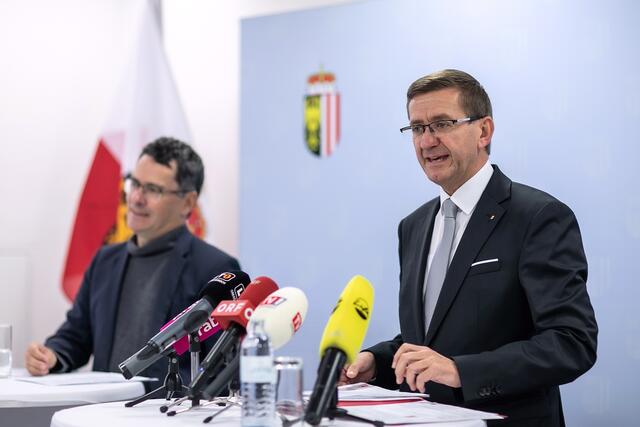 Wirtschafts- und Raumordnungs-Landesrat Markus Achleitner (r.) und Univ.-Prof. DI Dr. Arthur Kanonier, Leiter des Forschungsbereichs Bodenpolitik und Bodenmanagement am Institut für Raumplanung an der Technischen Universität Wien (l.). | Foto: Land OÖ/Gerstmair