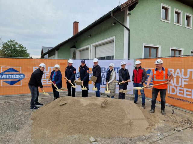 Markus Stogmeyer, Renate Kepplmüller, Jörg Willnauer, Jürgen Hehenberger, Bürgermeister Christian Steiner, Bauleiterin Anna Stogmeyer, von der Fa. Swietelsky C. Peters Christoph Kletzmayr und Stefan Neugschwandtner , Polier Peter Jodlbauer. (v.L.) | Foto: C. Peters Bau