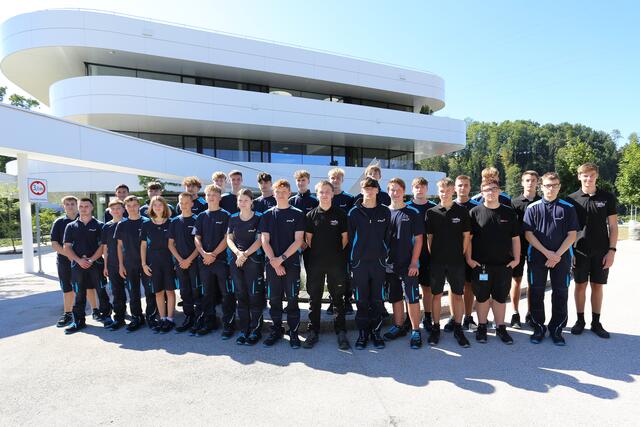 33 neue Lehrlinge haben im Herbst ihre Karriere im Ausbildungszentrum von Greiner gestartet. 
 | Foto: Bruno Klampferer/ Greiner AG