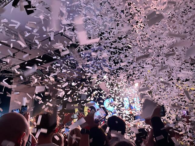 Konzertstart mit jeder Menge Konfetti | Foto: Katrin Pirzl