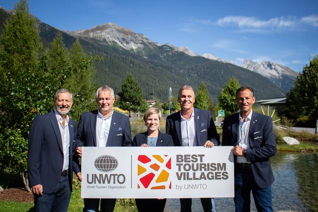 Alle Verantwortlichen freuen sich sichtlich über die Auszeichnung als „Best Tourism Village“ 2023, v. l. n. r.: Peter Mall (Geschäftsführer St. Antoner Fremdenverkehrsförderungs GmbH), Helmut Mall (Bürgermeister St. Anton am Arlberg), Mag.a Michaela Gasser-Mark (KLAR!-Managerin der Region KLAR! Arlberg Stanzertal), Martin Ebster (Direktor Tourismusverband St. Anton am Arlberg), Gerhard Eichhorn (Stv. Direktor Tourismusverband St. Anton am Arlberg). | Foto: TVB St. Anton am Arlberg