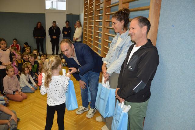 Motivation für die Schüler:innen der VS Oberstadt auch in diesem Jahr auf eigenen Beinen in die Schule zu gehen. | Foto: Stadtgemeinde Imst/Othmar Kolp