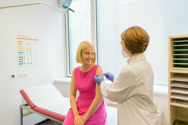Gesundheitsreferentin Christine Haberlander (ÖVP) appelliert an die Bevölkerung es ihr gleich zu tun und sich impfen zu lassen. | Foto: Land OÖ