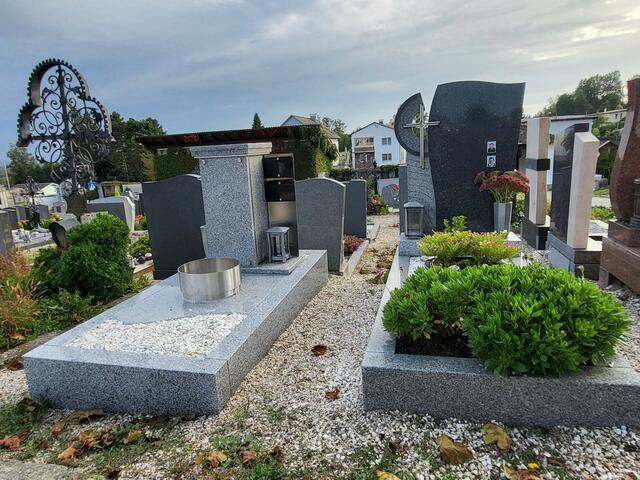Grabpflege ist organisatorisch aufwändig - pflanzenlose Varianten mit Urnenstele werden daher immer häufiger. | Foto: Eckhart Herbe