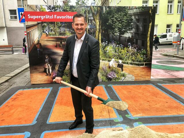 Auch Bezirksvorsteher Marcus Franz (SPÖ) zeigt sich erfreut über das Grätzl. | Foto: Stadt Wien