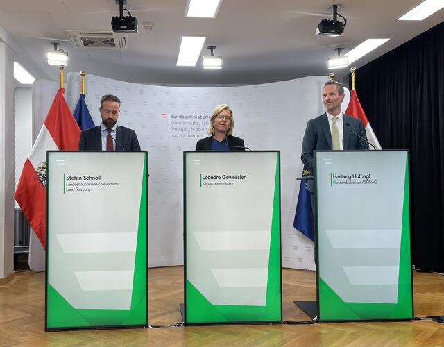 Am Freitag, 20. Oktober, verkündeten Verkehrsministerin Leonore Gewessler (Grüne), LH-Stellvertreter Stefan Schnöll und Asfinag-Vorstandsdirektor Hartwig Hufnagl die Ergebnisse des Zusammentreffens. | Foto: RegionalMedien Austria