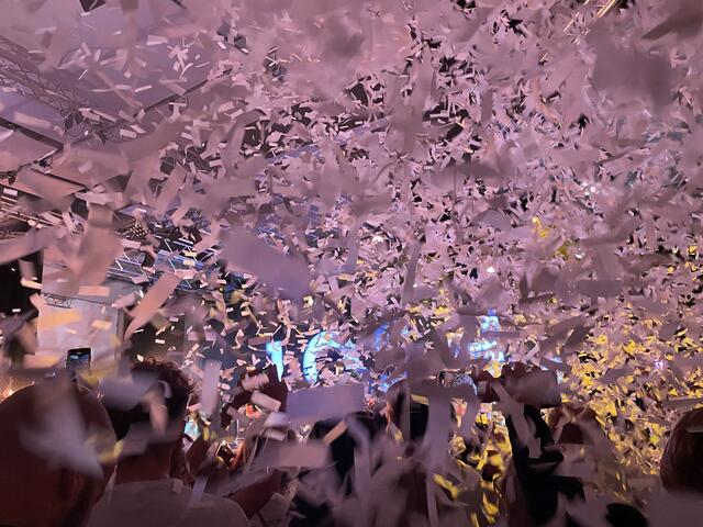 Konzertstart mit jeder Menge Konfetti | Foto: Katrin Pirzl