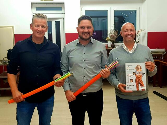 die Mitarbeiter von Kabelplus Robert Schmidl (links) und Christian Hadl (rechts) mit Bürgermeister Thomas Niklos (mitte). | Foto: Gde. Unterfrauenhaid