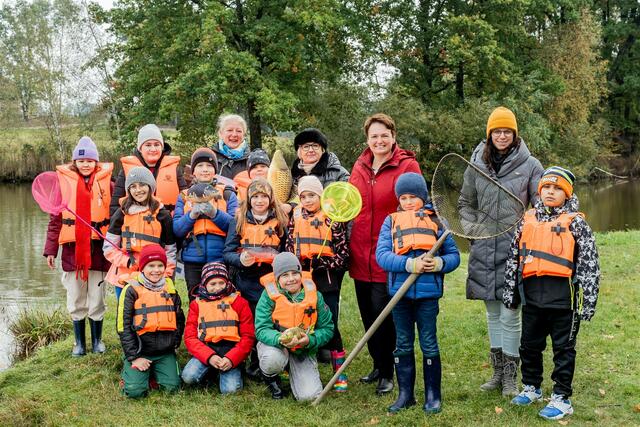 Teichrangerin Birgit Hofbauer, VS-Lehrerin Michaela Ableidinger, LK NÖ-Vizepräsidentin Andrea Wanger und Schulleiterin der VS Gmünd Tamara Maschl mit Schüler:innen der VS Gmünd | Foto:  Georg Pomaßl/LK Niederösterreich