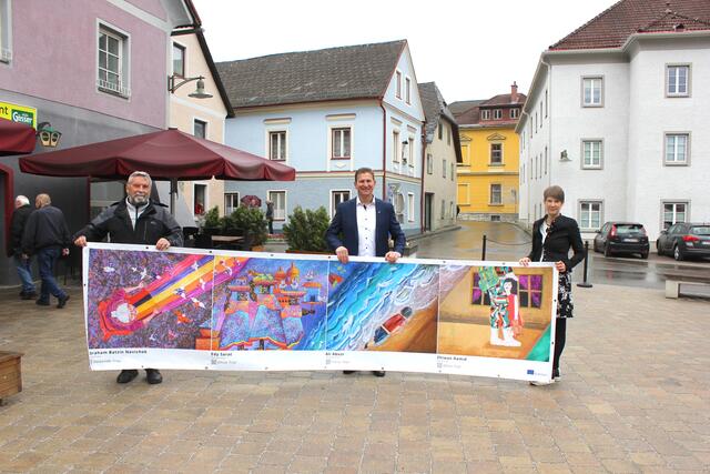 Initiator Desmond Doyle, Bürgermeister Andreas Kühberger und Leiterin der Pflichtschulen im Liesingtal Judith Albrecht (v.l.) präsentierten in Mautern stolz eines der Kunstwerke von "See the Big Picture". | Foto: MeinBezirk.at/Kaluza