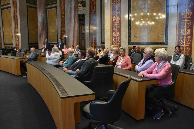 Kurzes Probesitzen im Bundesratssaal des Parlaments | Foto: Wutte