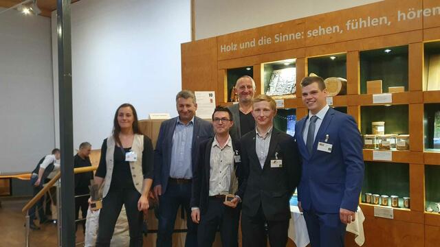 Die Hallstätter Gewinnerinnen und Gewinner mit Klassenvorstand Hannes Weiss und Lehrer Kurt Ellmauer.  | Foto: HTBLA Hallstatt
