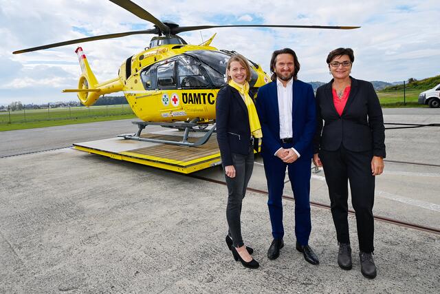 Am Foto: Johanna Mutzl (Präsidentin ÖAMTC Kärnten), Marco Trefanitz (Geschäftsführer ÖAMTC-Flugrettung), Landesrätin Beate Prettner (Gesundheitsreferentin Land Kärnten) | Foto: ÖAMTC/Helge Bauer