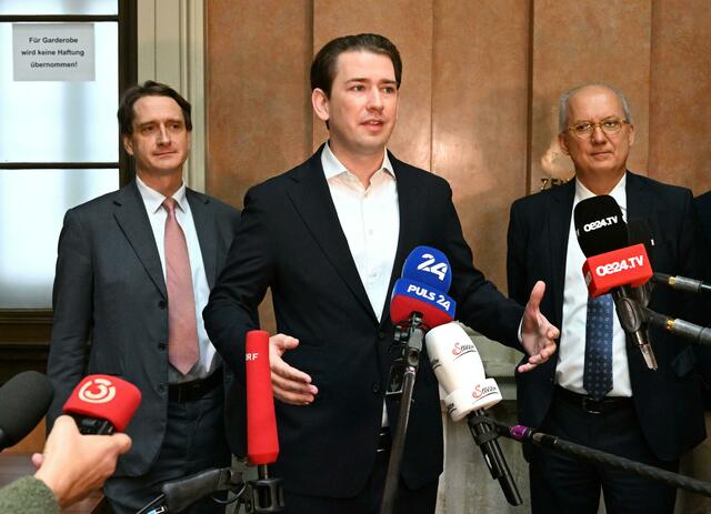 Anwalt Otto Dietrich, der frühere Bundeskanzler Sebastian Kurz (ÖVP) und Anwalt Werner Suppan am Freitag, 20. Oktober 2023, anl. des Prozesses wegen Falschaussage im Ibiza-U-Ausschuss am Landesgericht in Wien. | Foto: HELMUT FOHRINGER / APA / picturedesk.com