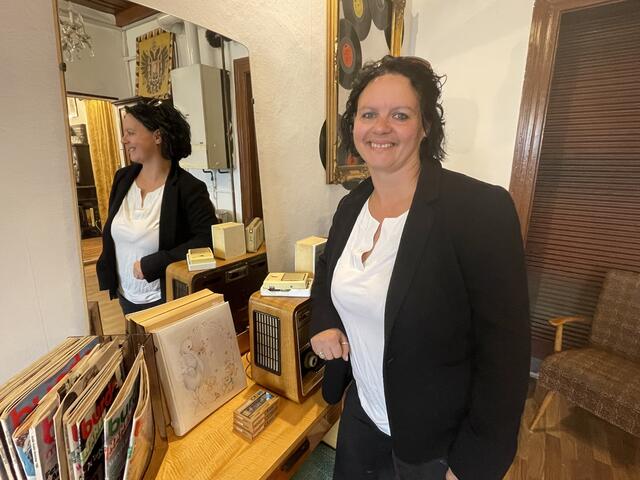 Christina Gritsch hat sich ihren Traum vom eigenen Vintage-Geschäft erfüllt. Sie verkauft rare Ware mit viel Liebe fürs Detail. | Foto: Patricia Hillinger