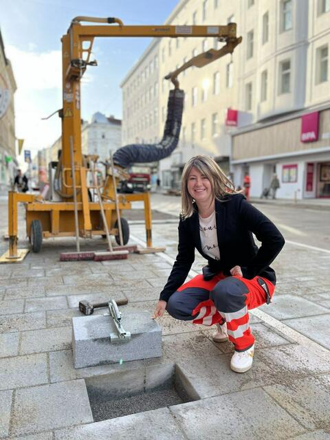 Bezirksvorsteherin Silvia Janković (SPÖ) legte unlängst den letzten Stein und beendete damit die Neugestaltung des ersten Abschnitts.  | Foto: BV5