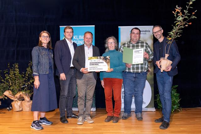v.l.: Gerlinde Larndorfer vom Bodenbündnis OÖ, Landesrat Stefan Kaineder, Bürgermeister Andreas Hinterberger, Bienenbeauftragte Thekla Raffezeder, Thomas Nürnberger, und Norbert Rainer vom Klimabündnis OÖ zeigen sich erfreut über den Beitritt zum Bodenbündnis. | Foto: Land OÖ/Margot Haag