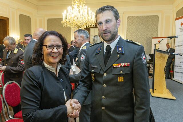 Landesräting Gutschi gratuliert Herbst, dem neuen Landesrettungskommandanten. | Foto: Rotes Kreuz Salzburg Rohrer Wildbild