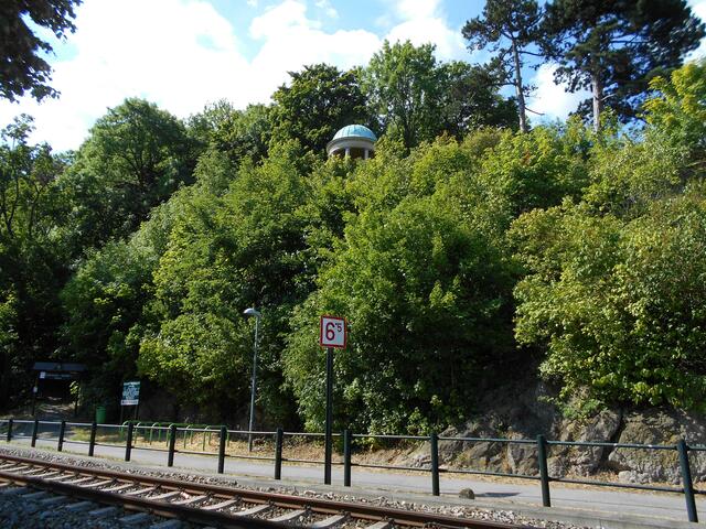 Links unten der Eingang zum Waldlehrpfad, oben mittig der Hermann-Krupp-Tempel | Foto: © Silvia Plischek