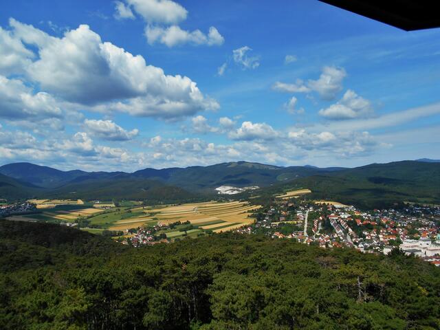 Hier der Blick zum Waxeneck und den Randbezirken von Berndorf. | Foto: © Silvia Plischek