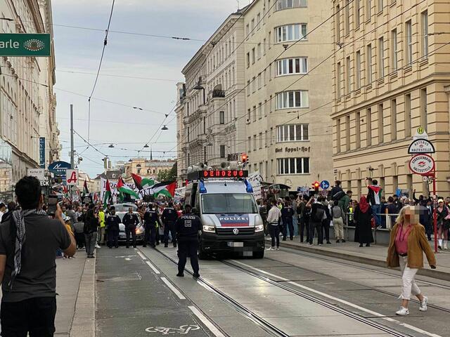 Gleich mehrere Demos sorgten am Samstag in Wien für Verzögerungen im öffentlichen Verkehr. Vor allem bei den Ringstraßen-Öffis ist mit Störungen bis in die Abendstunden zu rechnen. | Foto: zVg