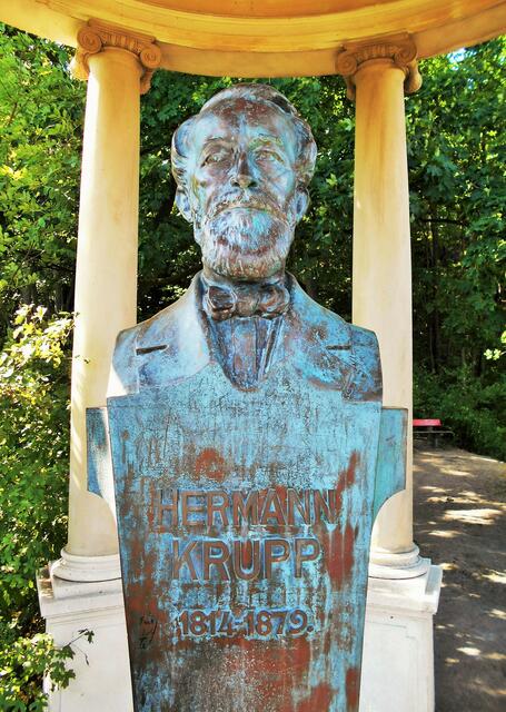 In der Mitte des ionischen Rundtempels befindet sich die in Bronze ausgeführte Büste von Hermann Krupp.  | Foto: © Silvia Plischek