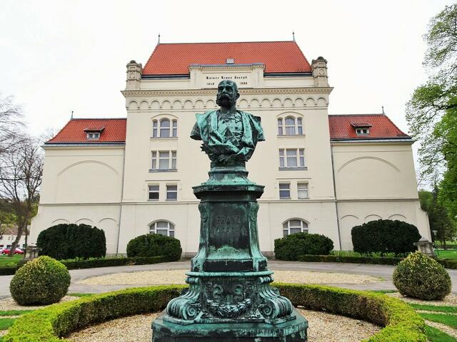 Stadttheater Berndorf - Denkmal Kaiser Franz Josef I.  | Foto: © Silvia Plischek