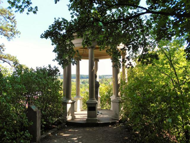 Beim Hermann-Krupp-Tempel ... | Foto: © Silvia Plischek