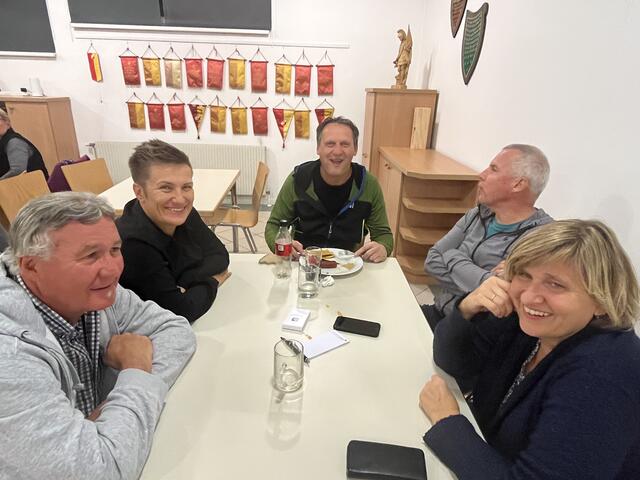 Zum Schnapsspiel servierte die Feuerwehr leckere Würste mit Kren und Senf 