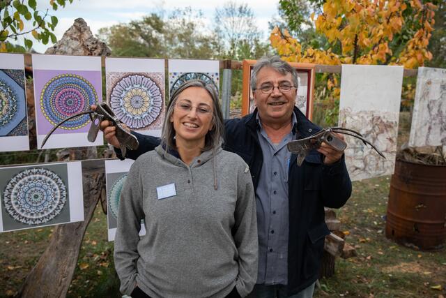 Die Künstler Asli Akoba und Haydar Celik vor ihren Werken in Enzenreith.