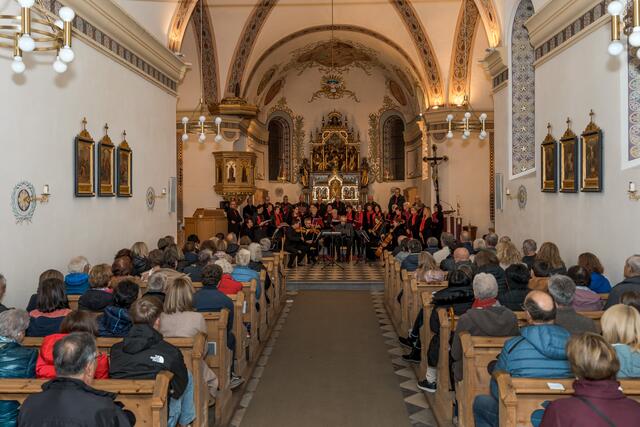 Zahlreiche Besucher fanden sich in der Hl. Geist Kirche ein.  | Foto: Holzmann
