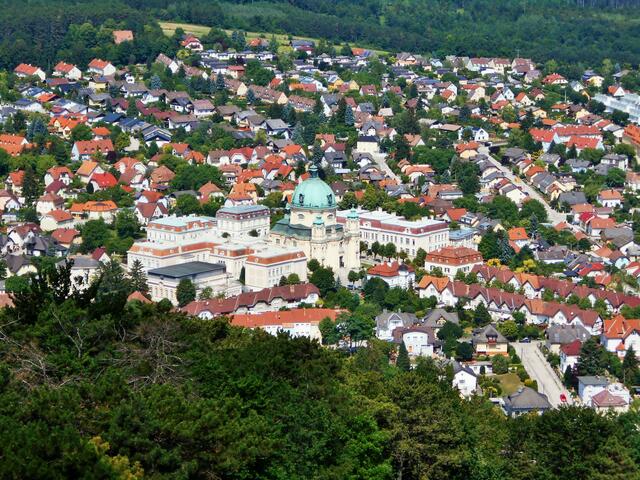 Margaretenkirche, flankiert von den beiden Schulgebäuden  | Foto: © Silvia Plischek