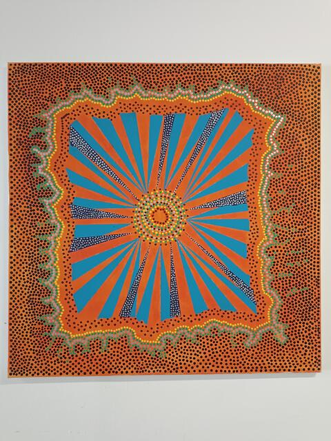 Michael Boyle: Orange Crush 

Als ich das Bild "Orange Crush" gemalt habe, fand ich mich in einem seltsamen Traumland wieder. Die Leinwand war ein unendlicher Ozean aus glühendem Orange, das so hell leuchtete, dass es fast schmerzhaft war, die Augen darauf zu richten. Doch in der Mitte dieses unendlichen Meeres gab es eine Insel der Ruhe und Ordnung.

Auf dieser Insel befand sich eine gigantische, spiralförmige Konstruktion. Sie schien aus dem glühenden Orange selbst geformt zu sein, als ob es eine lebendige Materie wäre. Die Spirale zog mich unwiderstehlich an, und ich fand mich auf einem schmalen Pfad wieder, der mich immer tiefer in ihr Inneres führte.

Je weiter ich mich in die Spirale begab, desto mehr begann sie zu pulsieren. Sie schien ein eigenes Bewusstsein zu haben, und ich konnte spüren, wie sie in Resonanz mit meinem Inneren trat. Ein Gefühl der Verbundenheit und Erleuchtung durchstromte mich. Die Spirale schien die Essenz des Lebens selbst zu sein, eine ewige Bewegung und Veränderung, die alles umfasste.

Die orange Farbe um mich herum begann sich zu verander. Sie wurde weicher, zarter und nahm allmählich andere Farben an, die sich in der Spirale zu verweben schienen. Das Bild von "Orange Crush" wurde zu einem lebendigen Kaleidoskop aus Formen und Farben. Die orange Farbe repräsentierte das Feuer des Lebens, das stets in Bewegung ist, während die Spirale die unaufhörliche Evolution und Entwicklung symbolisierte.

In diesem Traumland begriff ich, dass die orange Farbe und die Spirale untrennbar miteinander

verbunden waren. Sie waren die Essenz des Lebens selbst, ein unaufhörlicher Fluss von

Energie und Kreativität, der nie endet. Ich fühlte mich erfüllt von einer tiefen Dankbarkeit und

dem Wissen, dass ich Teil dieses unendlichen Prozesses bin.

Als ich aufwachte, sah ich mein Gemälde "Orange Crush" vor mir, und ich wusste, dass es mehr war als nur Farbe auf Leinwand. Es war ein Fenster zu einer anderen Welt, eine Erinnerung daran, dass das Leben immer in Bewegung ist, immer verandert und sich entfaltet, genau wie die prächtige Spirale in meinem Bild.