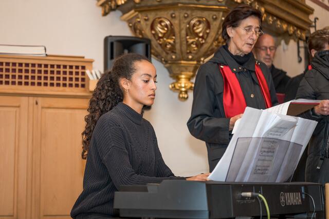 Sarah Ofer am Klavier | Foto: Holzmann