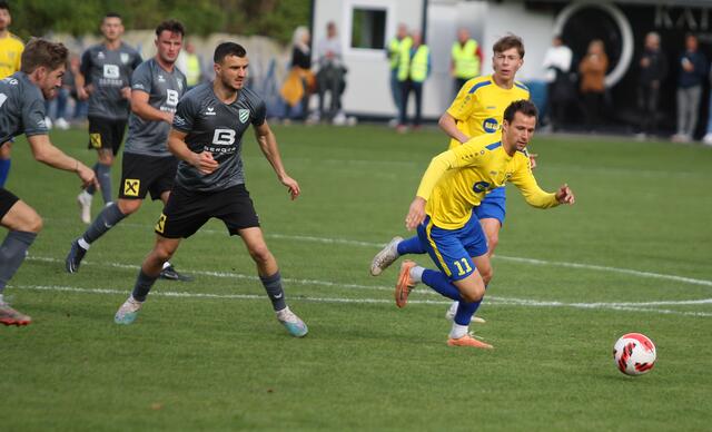 Michael Augustin (rechts, zuletzt im Heimspiel gegen Wals-Grünau) brachte Silz/Mötz in Kufstein früh in Führung. | Foto: sportszene.tirol/Leitner