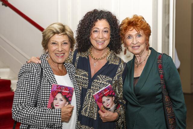 Studierten auch das Programmheft gründlich: Olivia Silhavy und Barbara Wussow (1. und 2. v.l.) | Foto: Eipeldauer