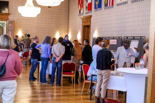 Empfang der Bürgerjurys zum Klimateam 2023 im Rathaus. Diese Menschen entscheiden bis Dezember, welche Ideen in ihren Heimatbezirken bald verwirklicht werden sollen. | Foto: MA20/Christian Fürthner