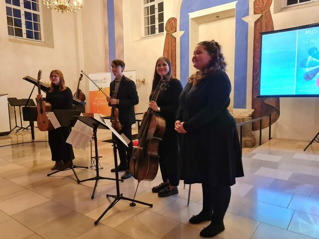 Instrumente und Gesang... | Foto: Otto Krcal