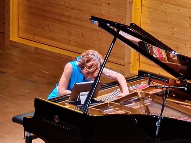 Ungewöhnlich: Noten vom Tablet, Hand auf den Saiten. | Foto: Laura Jagoschütz