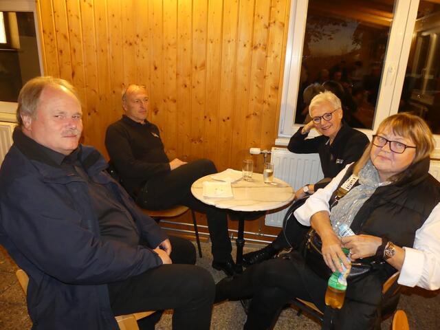 Heidi 2.0 lädt Zuschauerinnen und Zuschauer zum Lachen ein
Helmut Diestinger, Erwin Fischer, Elfriede Fischer und Sylvia Diestinger warten auf die Vorstellung! | Foto: Nina Taurok