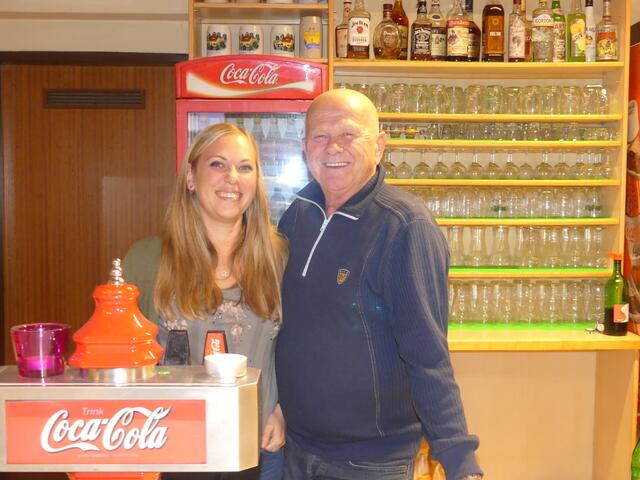 Heidi 2.0 lädt Zuschauerinnen und Zuschauer zum Lachen ein
Doris Reisinger und Rudi Wilhelm hinter dem Thresen! | Foto: Nina Taurok