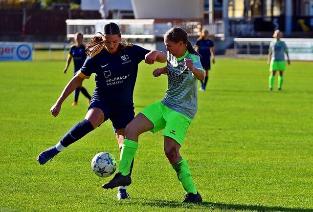 Nina Rauchecker (rechts) im Zweikampf | Foto: Thomas Navratil