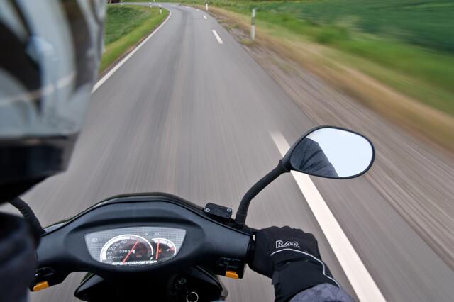 Am Sonntag in den frühen Morgenstunden ereignete sich in Untertilliach ein Verkehrsunfall. Ein 17-jähriger Mopedfahrer stürzte und verletzte sich schwer. | Foto: MichaelSchütze/fotolia / Symbolbild