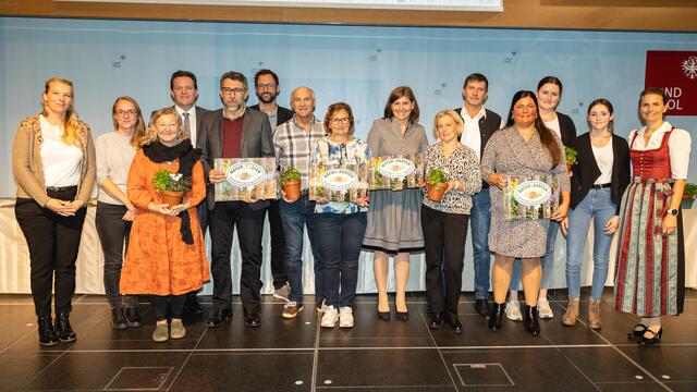 LR René Zumtobel (4.v.li.), Obfrau des Tiroler Bildungsforum Bettina Ellinger (1.v.re.) und Matthias Karader, Projektkoordinator Natur im Garten (6.v.li.), GemeindevertreterInnen und Natur im Garten BeraterInnen des Tiroler Bildungsforum mit Geehrten aus dem Bezirk Kufstein. | Foto: Victoria Hörtnagl