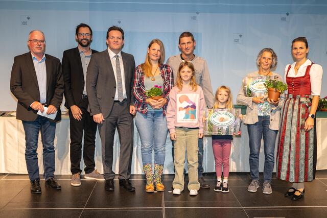 LR René Zumtobel (3.v.li.), Obfrau des Tiroler Bildungsforum Bettina Ellinger (1.v.re.) und Matthias Karader, Projektkoordinator Natur im Garten (2.v.li.), GemeindevertreterInnen und Natur im Garten BeraterInnen des Tiroler Bildungsforum mit Geehrten aus dem Bezirk Reutte. | Foto: Victoria Hörtnagl