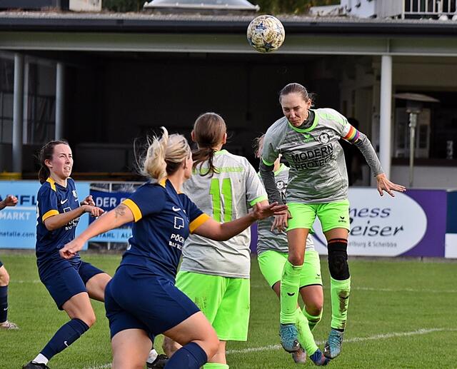 Kapitän Gertrud Sensoy bei einer Kopfball Klärung | Foto: Thomas Navratil