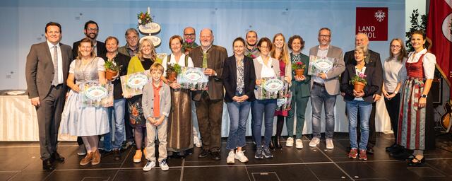 LR René Zumtobel (1.v.li.), Obfrau des Tiroler Bildungsforum Bettina Ellinger (1.v.re.) und Matthias Karader, Projektkoordinator Natur im Garten (2.v.li.), GemeindevertreterInnen und Natur im Garten BeraterInnen des Tiroler Bildungsforum mit Geehrten aus dem Bezirk Kitzbühel. | Foto: Victoria Hörtnagl